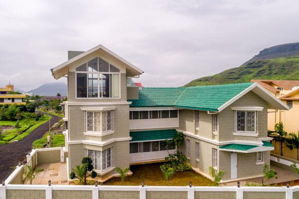 Bungalow garden and pool area