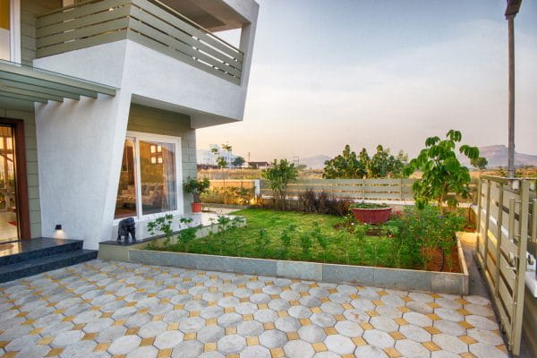 Dreamflowers — landscaped entrance
